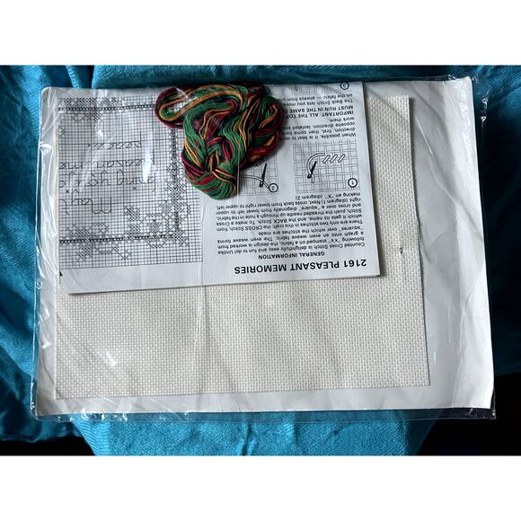 The creative circle 2161 pleasant memories Christmas cross stitch kit - Picture 4 of 5